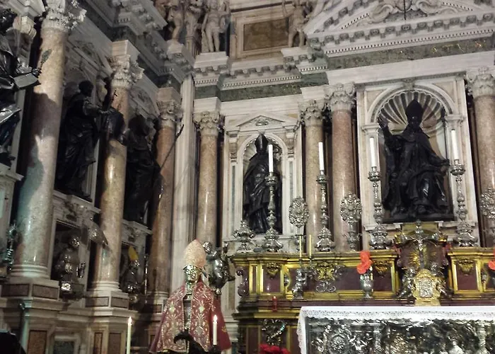 Queen Carolina's Homes - In Old Town Napoli